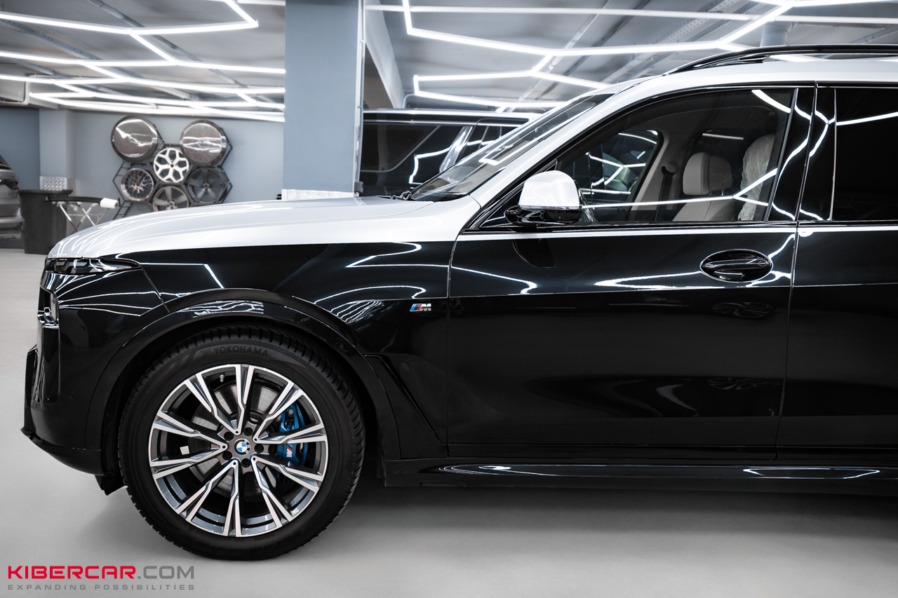 Двухцветный BMW X7: ювелирная оклейка цветным полиуретаном