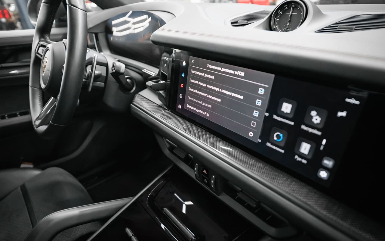 Ламинация карбоном элементов салона Porsche Cayenne: стильные акценты без визуального перегруза