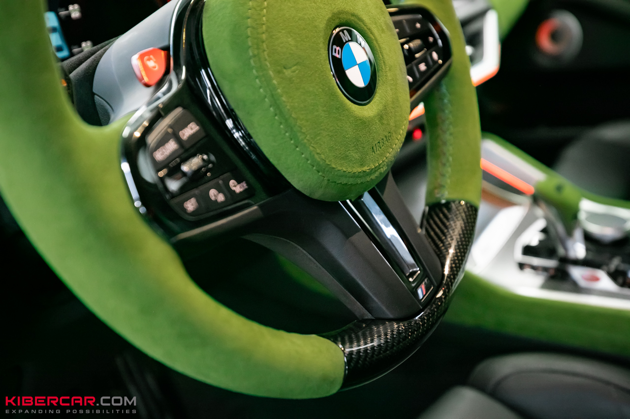 Перешив салона и руля с добавлением карбона на BMW XM: яркий интерьер в стиле автомобиля