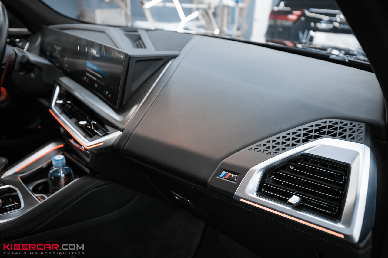 Перешив салона и руля с добавлением карбона на BMW XM: яркий интерьер в стиле автомобиля