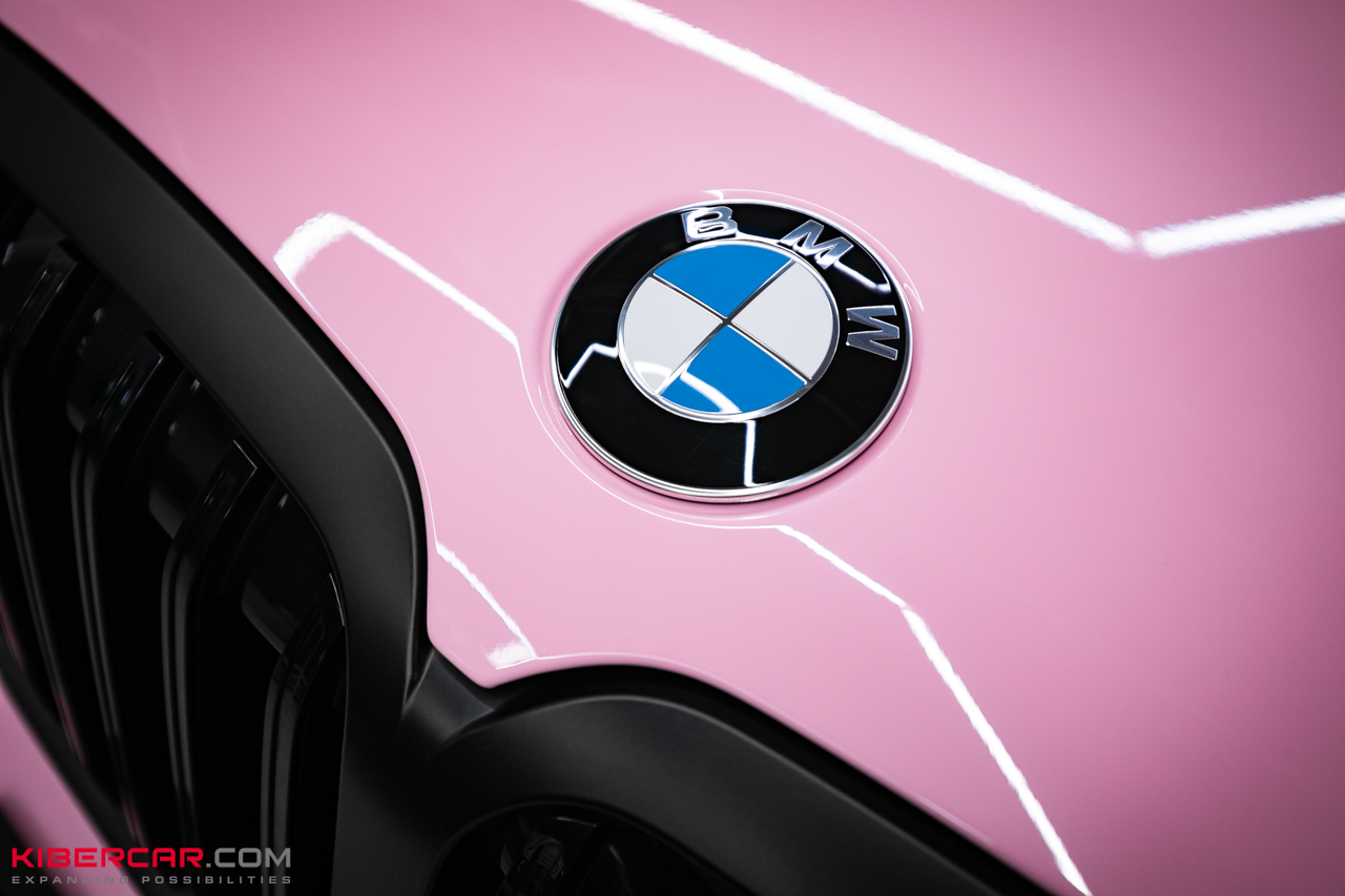 Оклейка BMW X7 розовой полиуретановой пленкой