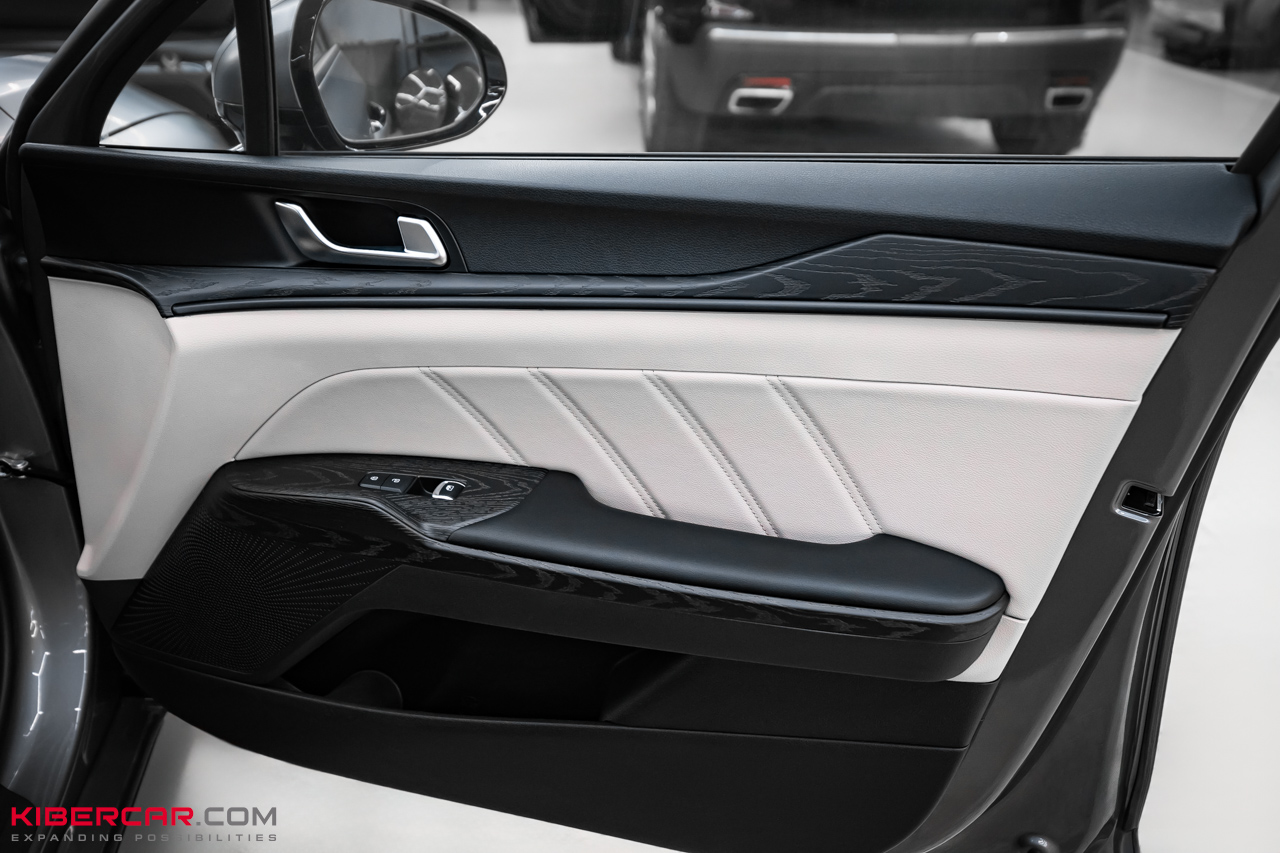 Аквапринт салона Kia K5: эффект натурального дерева в темно-сером оттенке