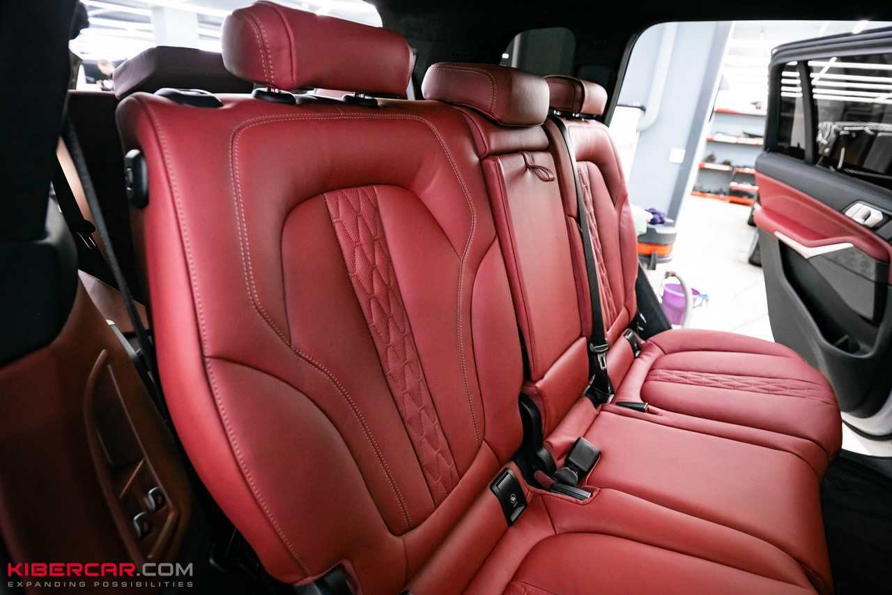 Перешив салона BMW X7 в красную кожу: выразительный контраст