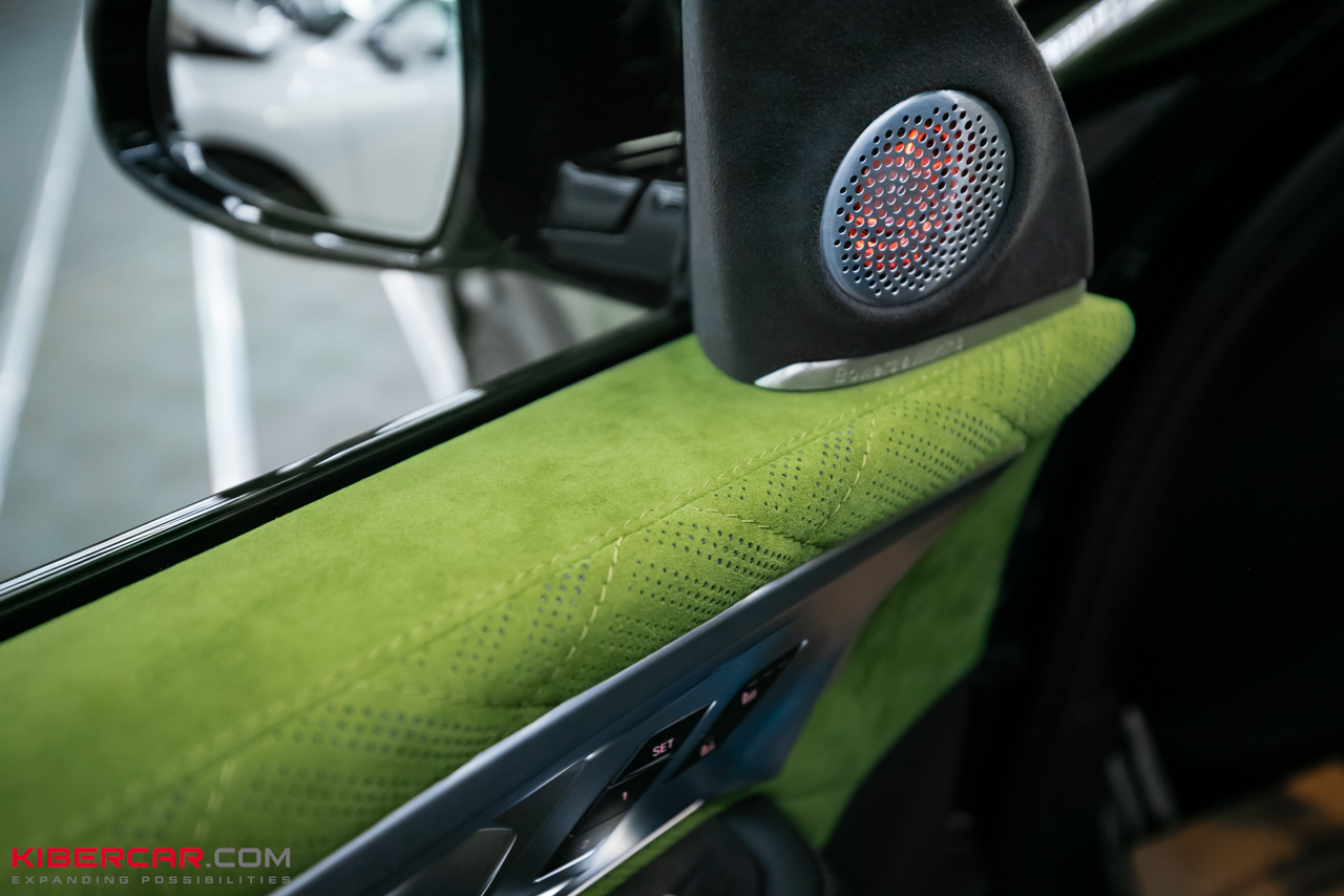 Перешив салона и руля с добавлением карбона на BMW XM: яркий интерьер в стиле автомобиля