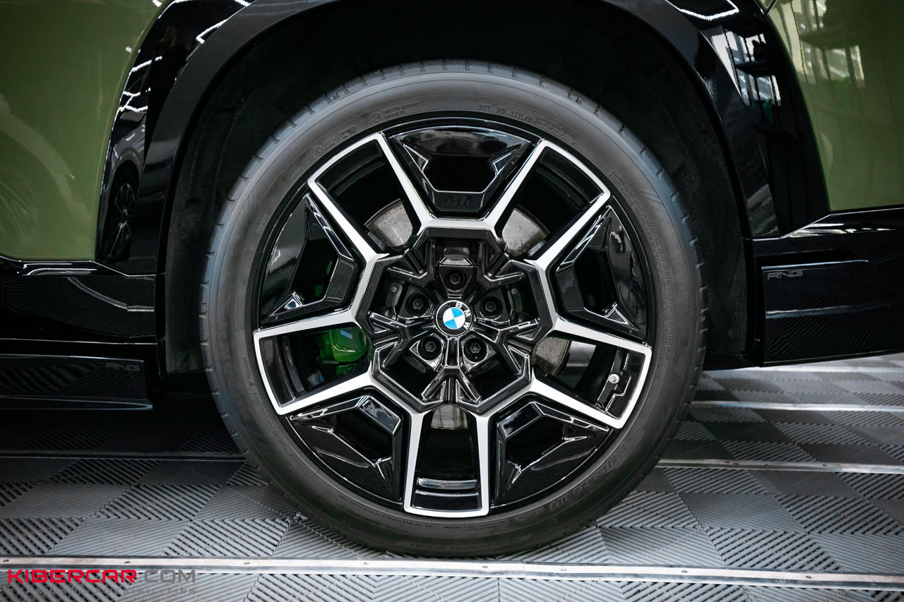 Оклейка, обвес и покраска суппортов на BMW XM: добавляем зеленые акценты