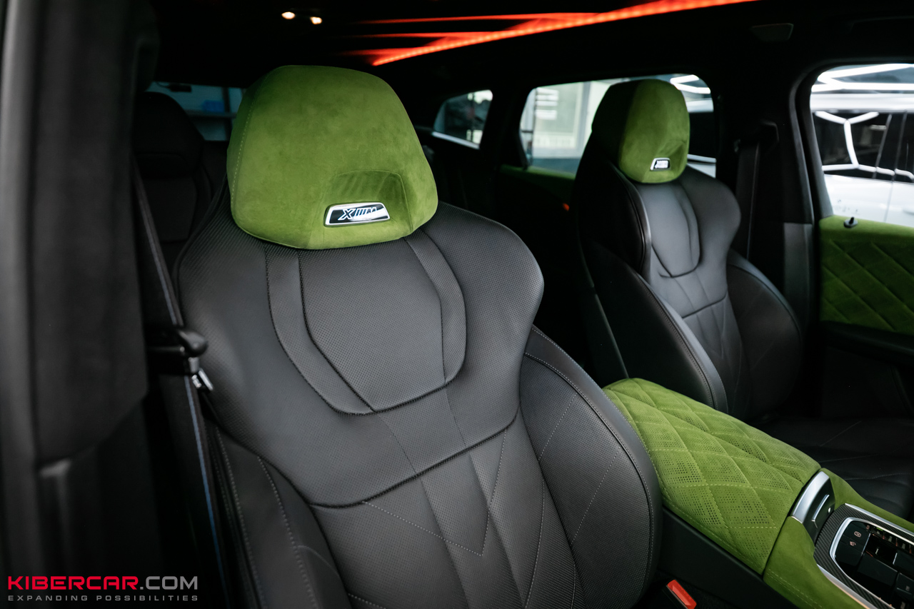 Перешив салона и руля с добавлением карбона на BMW XM: яркий интерьер в стиле автомобиля