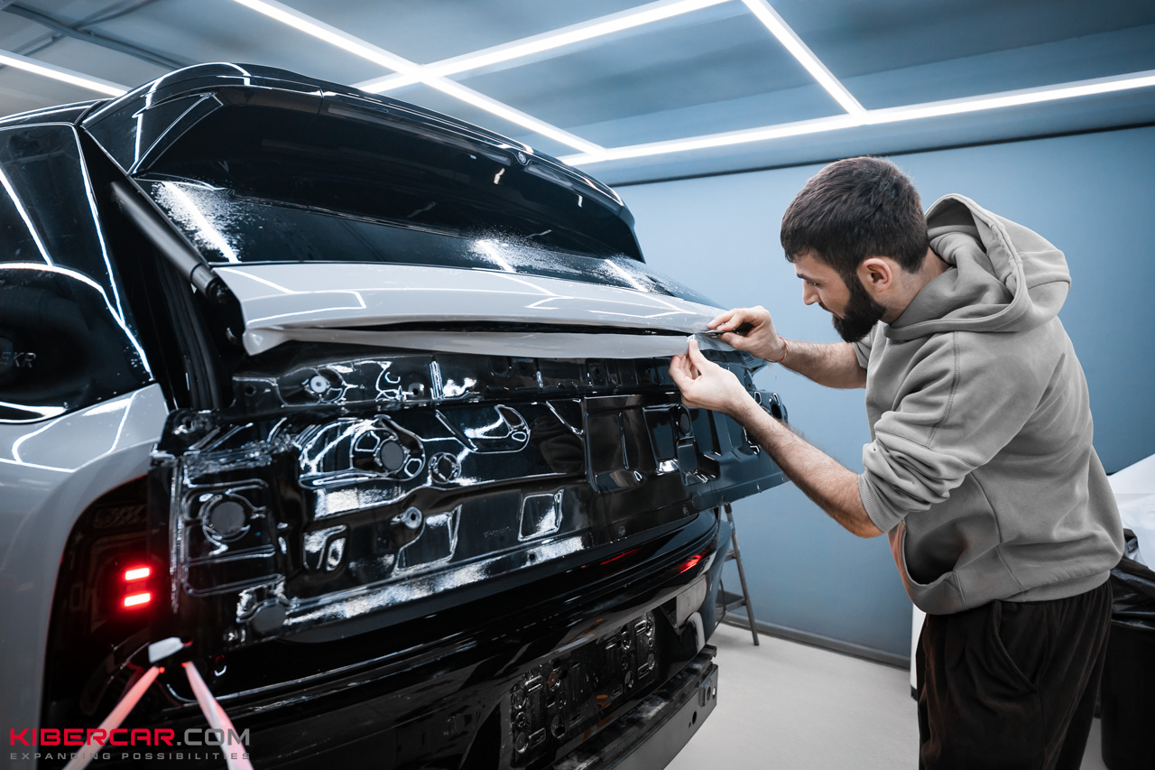 Оклейка защитной полиуретановой пленкой Zeekr 9X: сложный разбор и трендовое цветовое решение