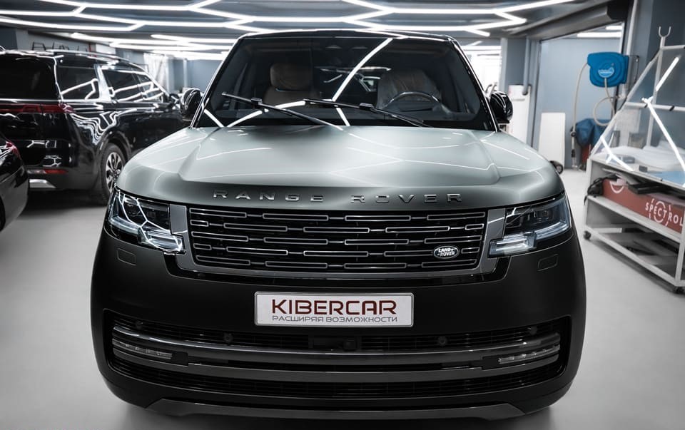 Оклейка Range Rover цветной матовой полиуретановой пленкой: эффект, который меняется вместе с погодой