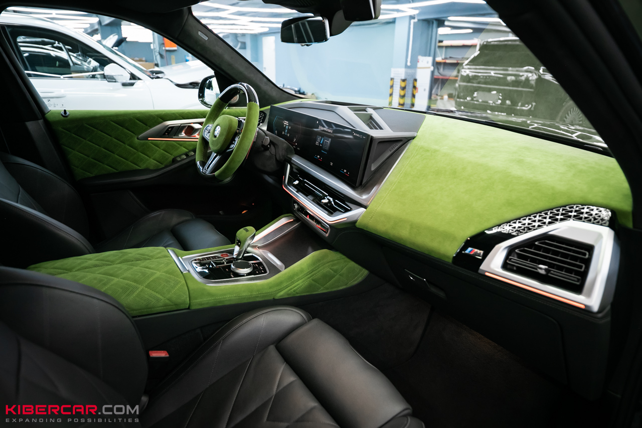 Перешив салона и руля с добавлением карбона на BMW XM: яркий интерьер в стиле автомобиля