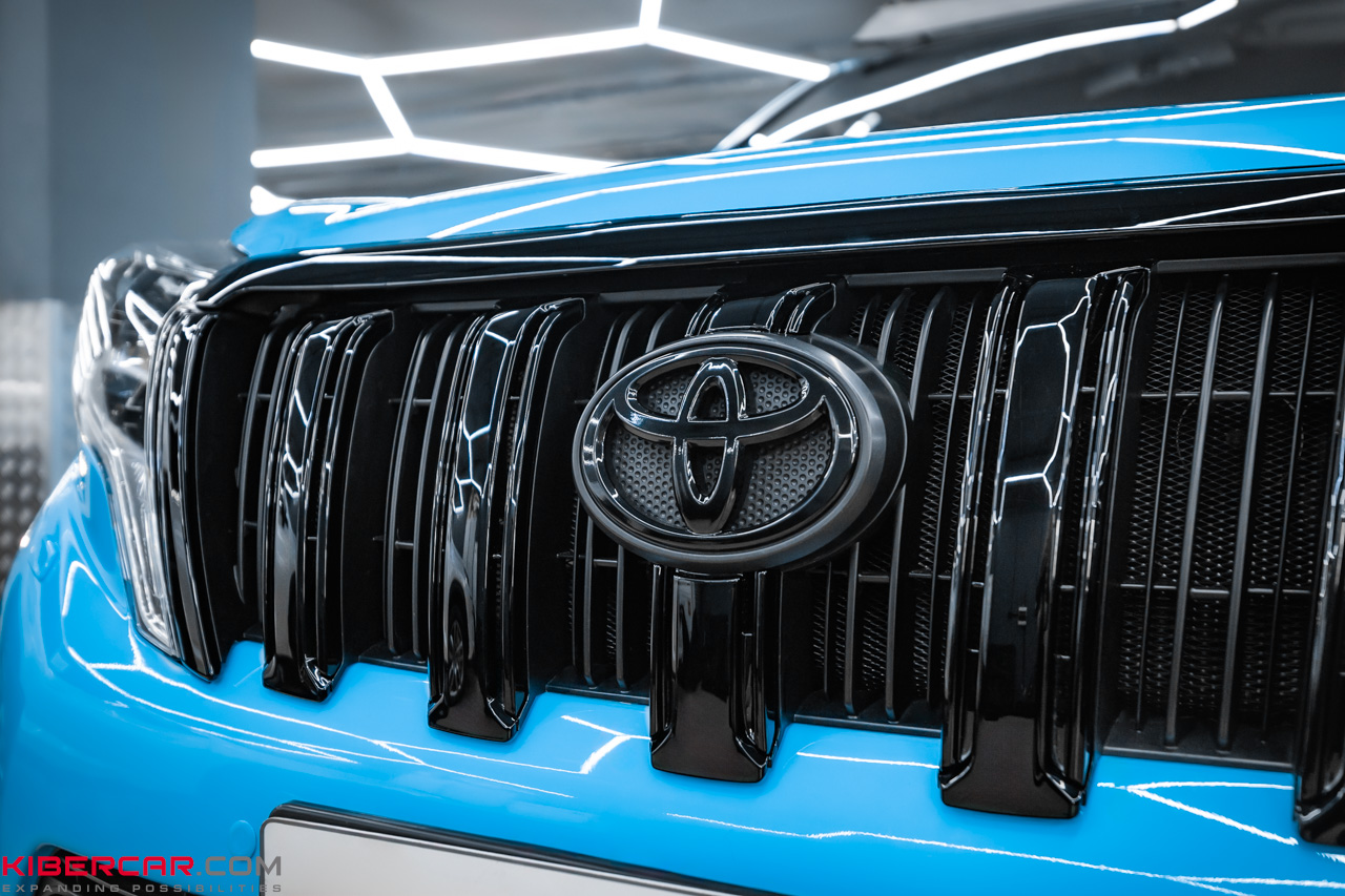 Яркий акцент на бездорожье: оклейка Toyota LC Prado в голубую полиуретановую пленку и антихром