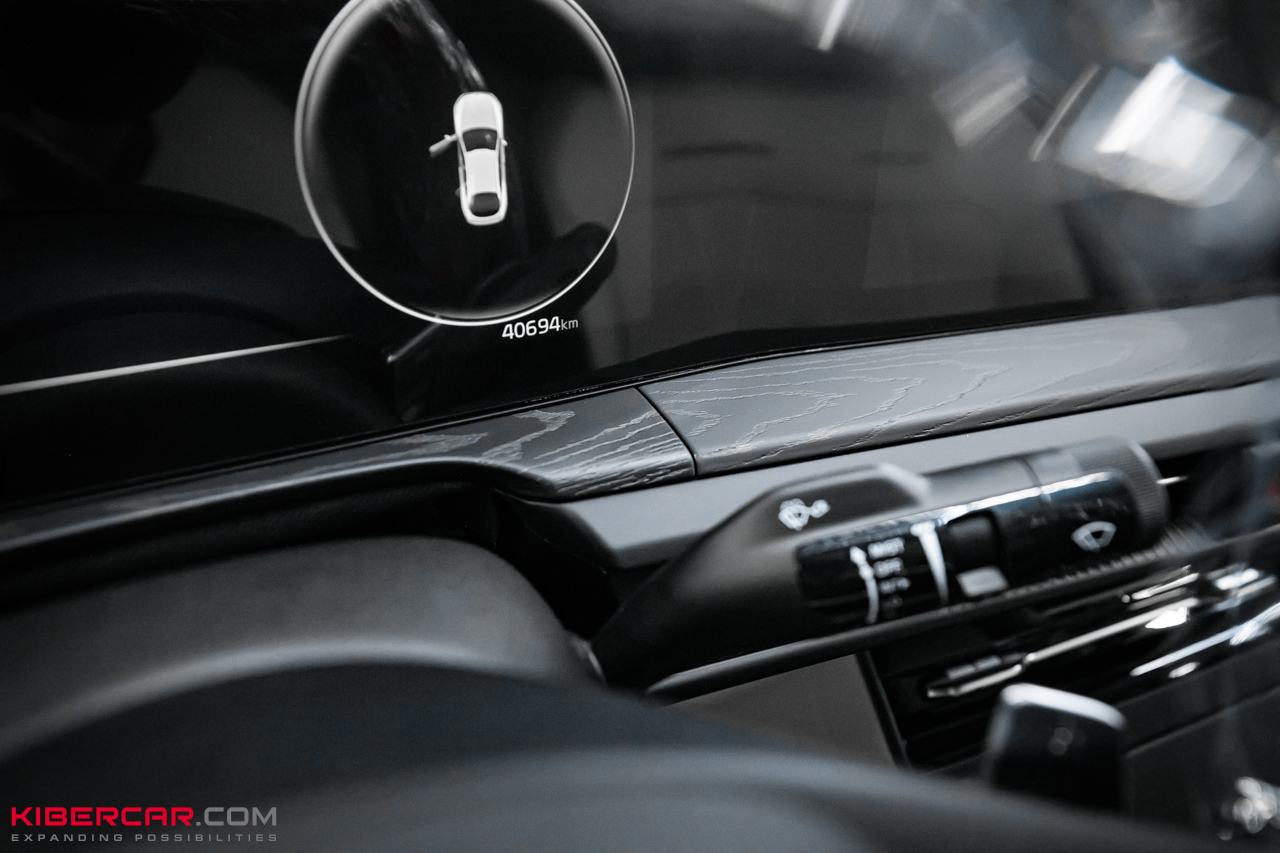 Аквапринт салона Kia K5: эффект натурального дерева в темно-сером оттенке