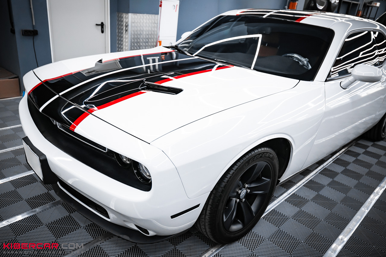 Двойная оклейка Dodge Challenger: спортивные полосы и защита кузова полиуретаном