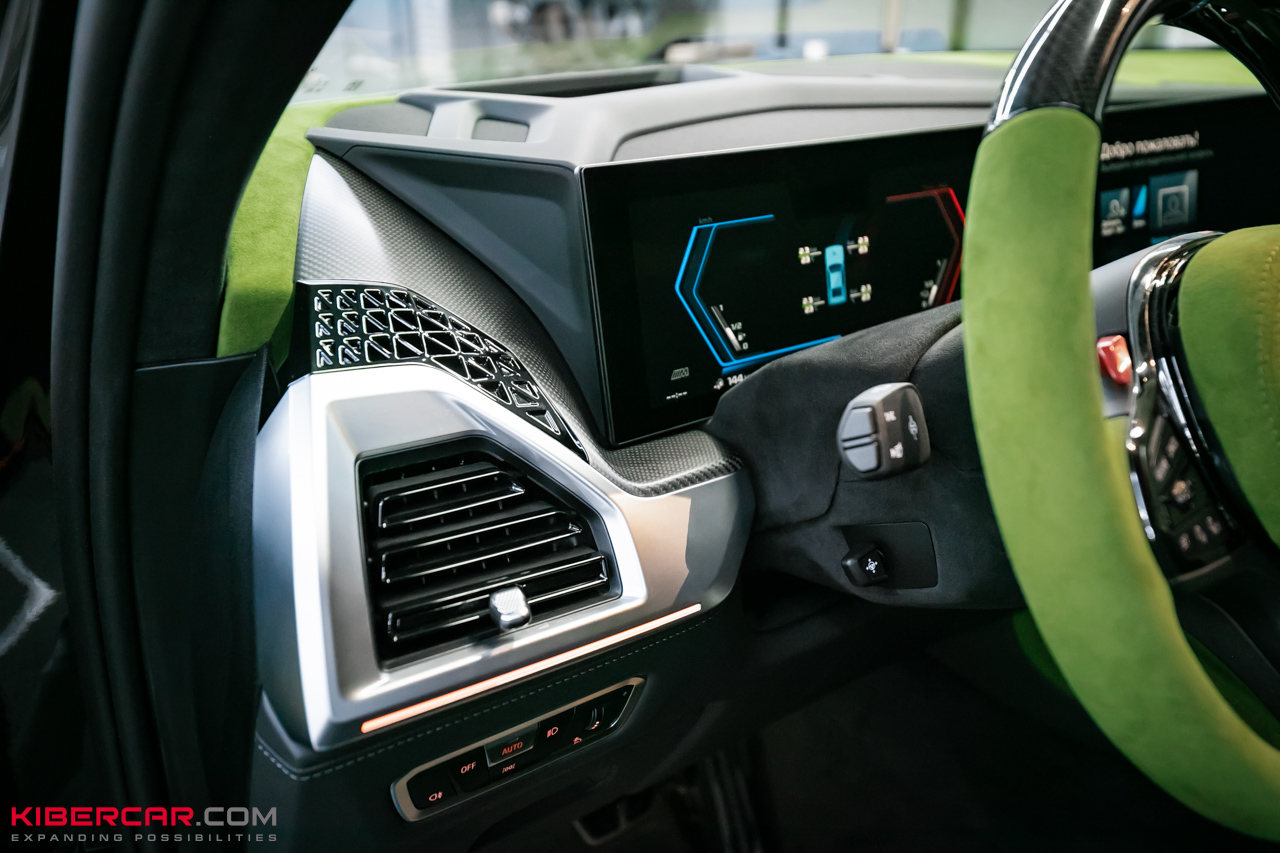 Перешив салона и руля с добавлением карбона на BMW XM: яркий интерьер в стиле автомобиля