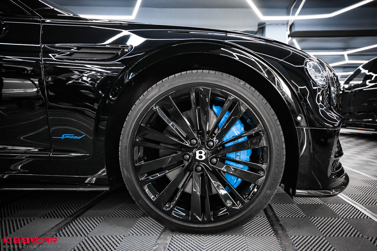Новый образ Bentley Flying Spur: покраска дисков, суппортов и шильдиков