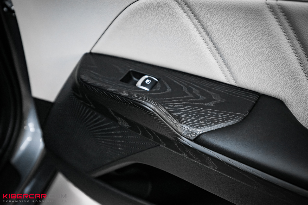 Аквапринт салона Kia K5: эффект натурального дерева в темно-сером оттенке