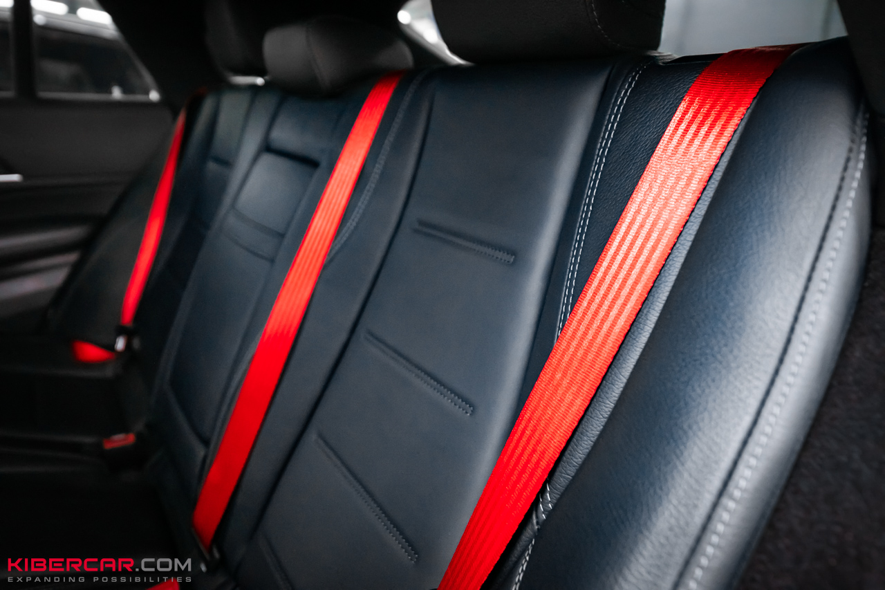 Замена ремней безопасности на Mercedes-Benz GLE Coupe: спортивный акцент в черном салоне