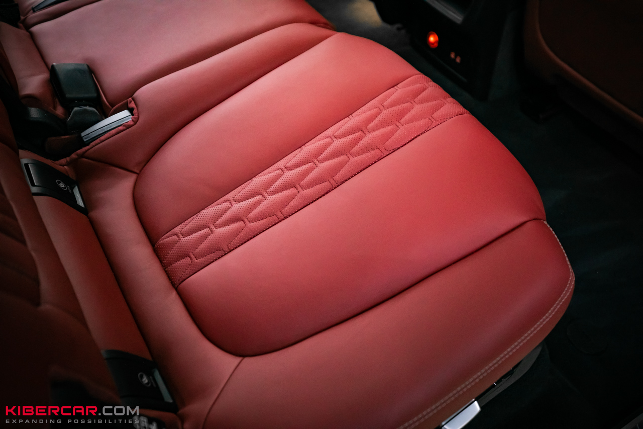 Перешив салона BMW X7 в красную кожу: выразительный контраст