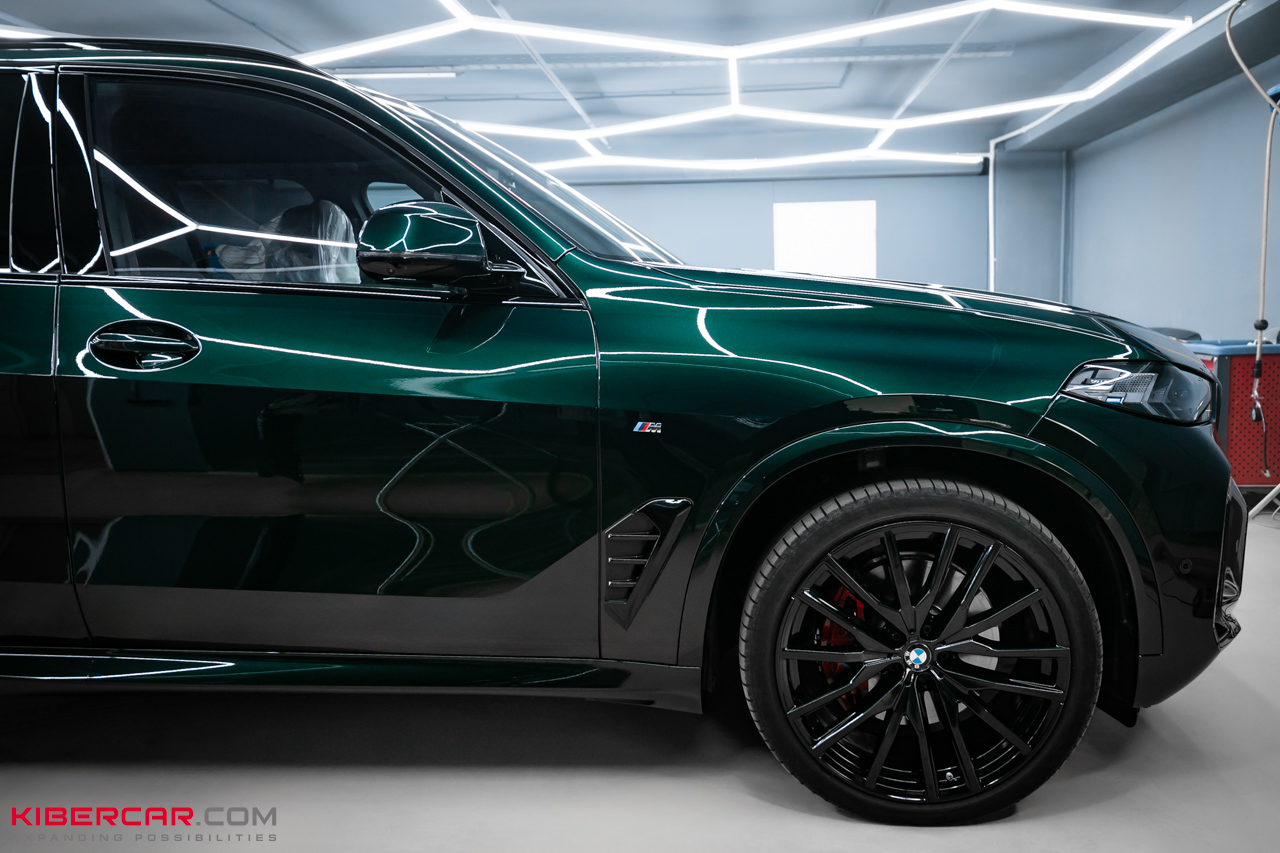 Оклейка BMW X5 глянцевой полиуретановой пленкой