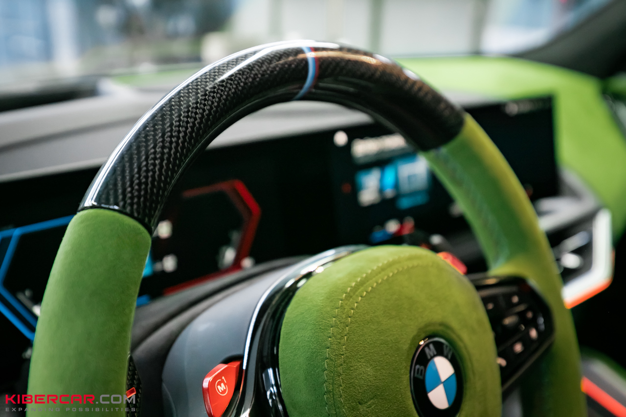 Перешив салона и руля с добавлением карбона на BMW XM: яркий интерьер в стиле автомобиля