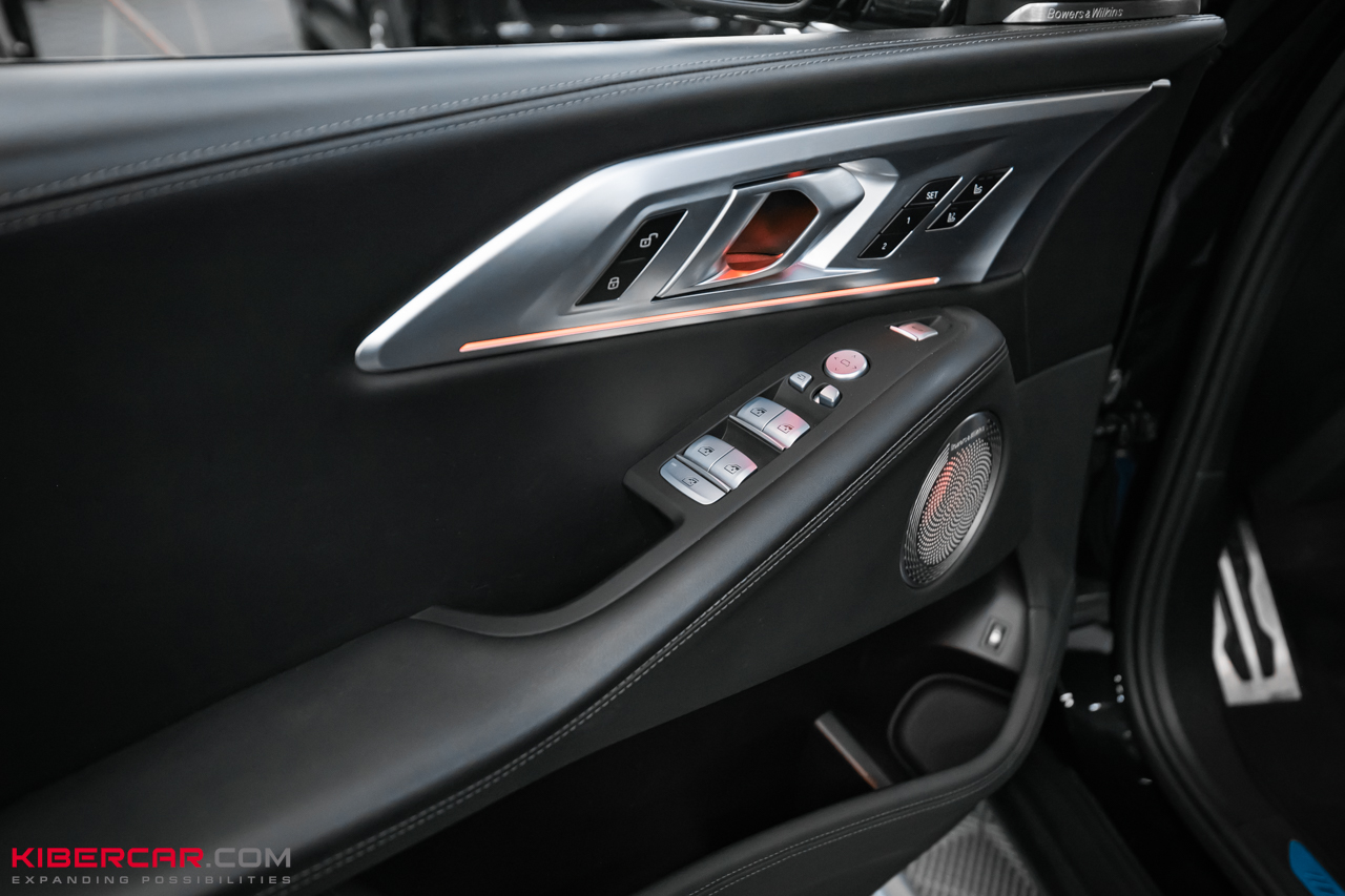 Перешив салона и руля с добавлением карбона на BMW XM: яркий интерьер в стиле автомобиля