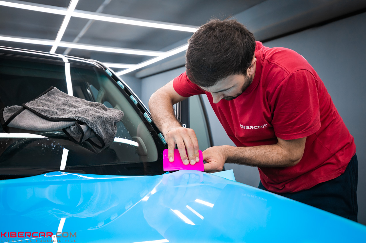 Яркий акцент на бездорожье: оклейка Toyota LC Prado в голубую полиуретановую пленку и антихром
