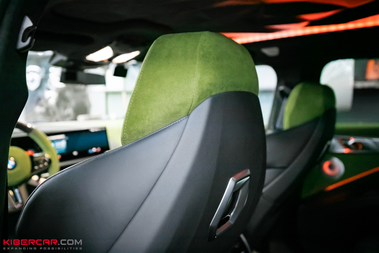 Перешив салона и руля с добавлением карбона на BMW XM: яркий интерьер в стиле автомобиля